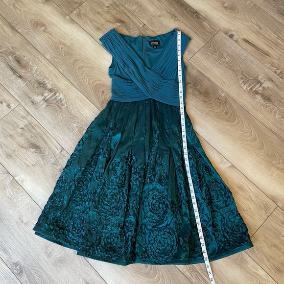 Adrianna Papell Dress. Size 4 - Picture 7 of 12